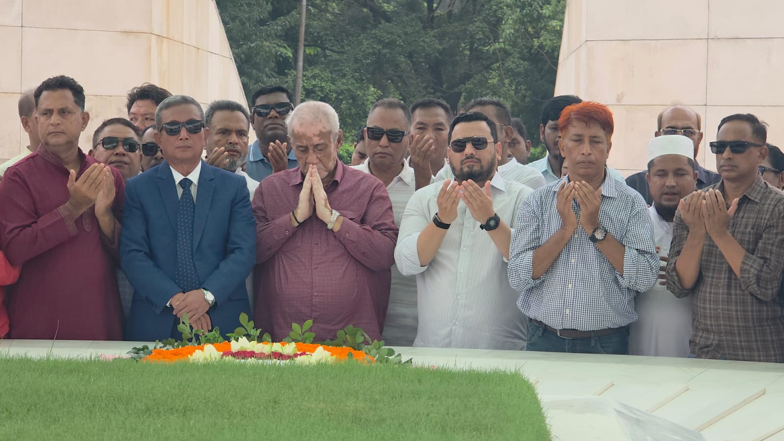 জিয়াউর রহমান ও খালেদা জিয়ার সমাধিতে রাঙ্গামাটি পার্বত্য জেলা পরিষদের নবগঠিত চেয়ারম্যান-সদস্যদের শ্রদ্ধা