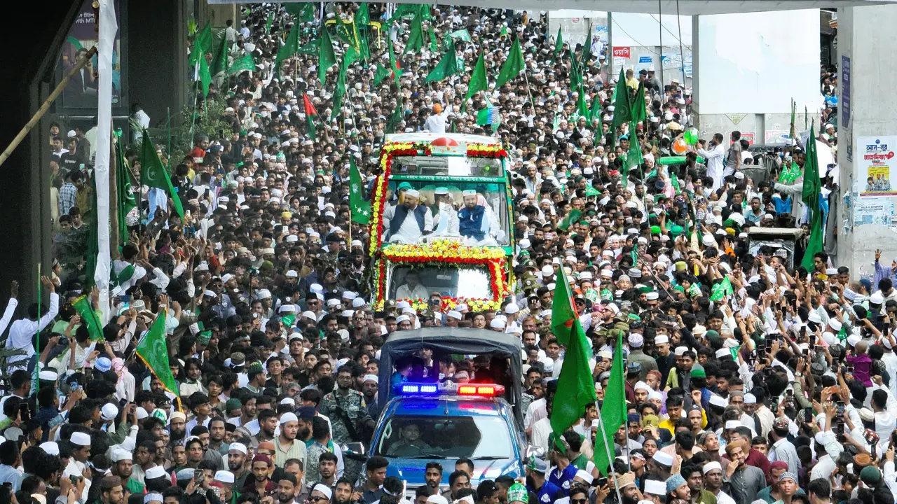 লাখো মানুষের অংশগ্রহণে চট্টগ্রামে ‘জশনে জুলুস’ অনুষ্ঠিত