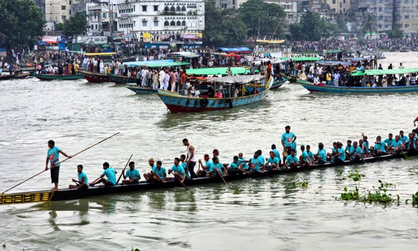 ঢাকার ৪১৬ বছর পূর্তিতে বুড়িগঙ্গায় ঐতিহ্যবাহী নৌকাবাইচ
