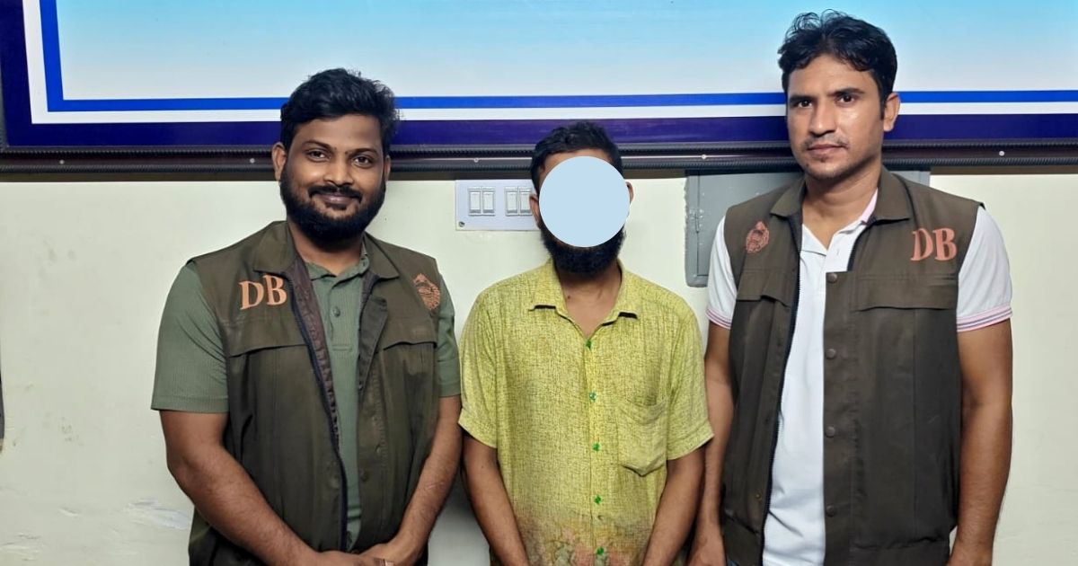 শাজাহানপুরে ফার্মেসি ব্যবসায়ীর দেহ তল্লাশি করে মিলল ৪৫ পিস ইয়াবা