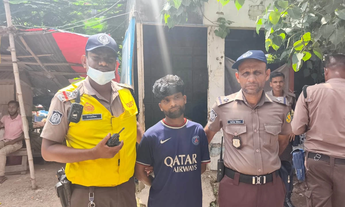 ইয়াবাসহ ছিনতাইকারী আটক করলেন ট্রাফিক সার্জেন্ট ইসরাফিল