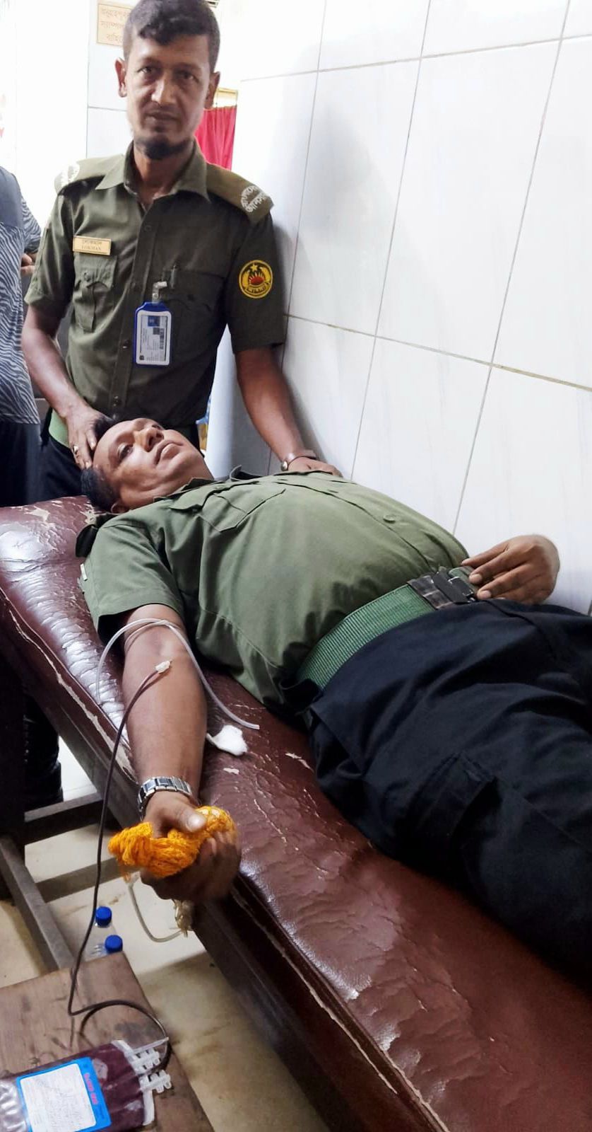 সংকটাপন্ন মায়ের জীবন বাঁচাতে আনসার সদস্যের রক্তদান