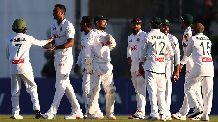 স্টার্কের তোপের পর শরিফুলের ভেলকি: ম্যাকাই টেস্টে অস্ট্রেলিয়ার লিড ১০১