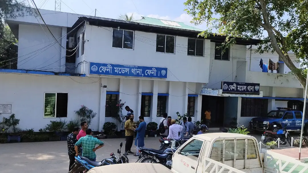 ফেনীতে আবাসিক হোটেলে অভিযান, নারীসহ আটক ৮