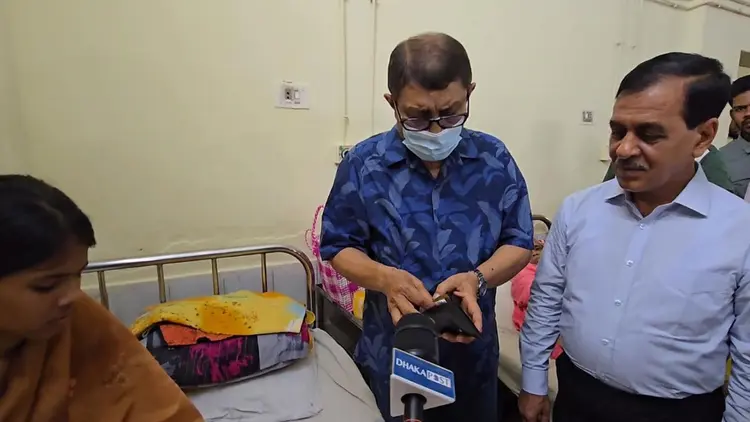 মজুদ থাকা সত্ত্বেও রোগীকে স্যালাইন কিনতে বলায়-স্বাস্থ্যমন্ত্রী ক্ষোভ