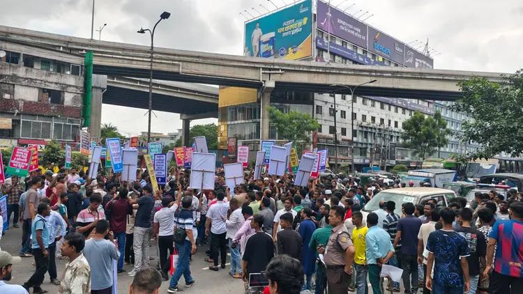 স্লিপার বাসের বৈধতা দাবিতে বনানীর সড়ক অবরোধ